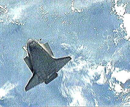 Brīnišķīgs turp un atpakaļ vēdera pagriešanās, kad Atlantis piestāj ISS ​​(video)