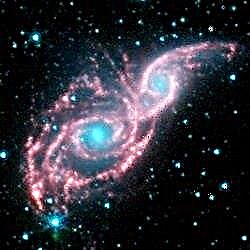 Fusionerende galakser omgivet af nyfødte stjerner