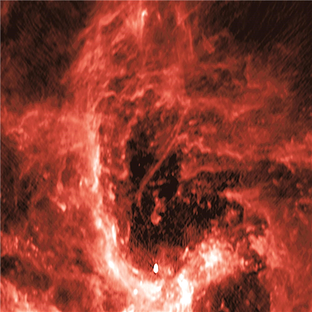 Mystisk glødetræk strækker sig ned mod Mælkevejens supermassive sorte hul