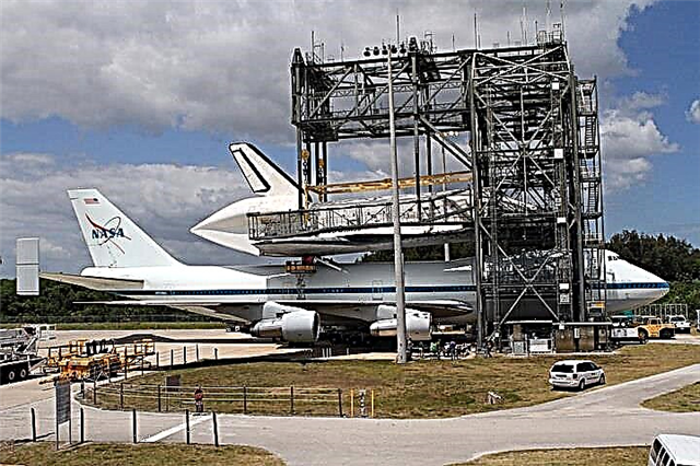 Shuttle Discovery gekoppeld aan Carrier 747 voor haar laatste vlucht naar Smithsonian Home