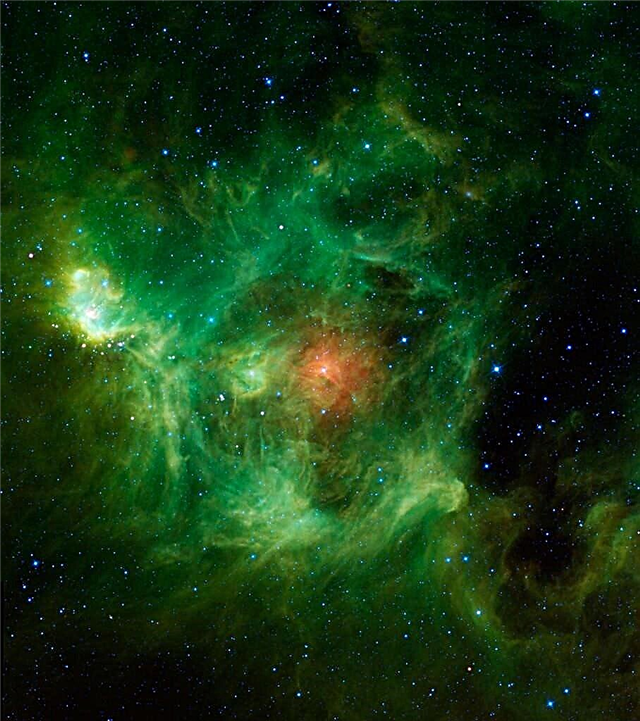 우주에서 무엇이 녹색으로 빛나는가?