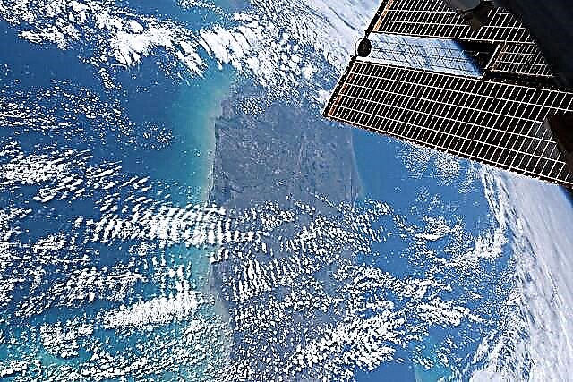 La estación espacial internacional se eleva por el cielo de mayo