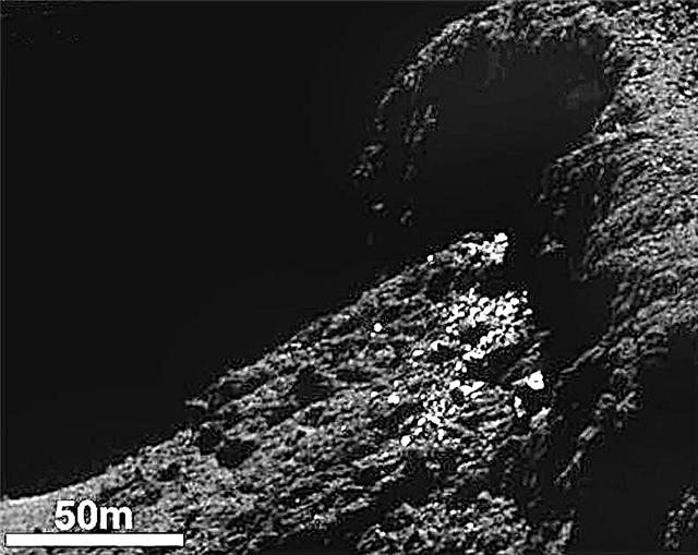 „Rosetta“ kometa žvilga su ledu, nuo dumblių sklinda dulkės