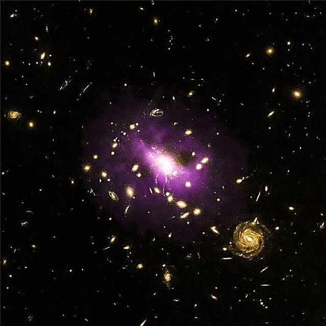 Чорна діра краде газ із трильйонів зірок