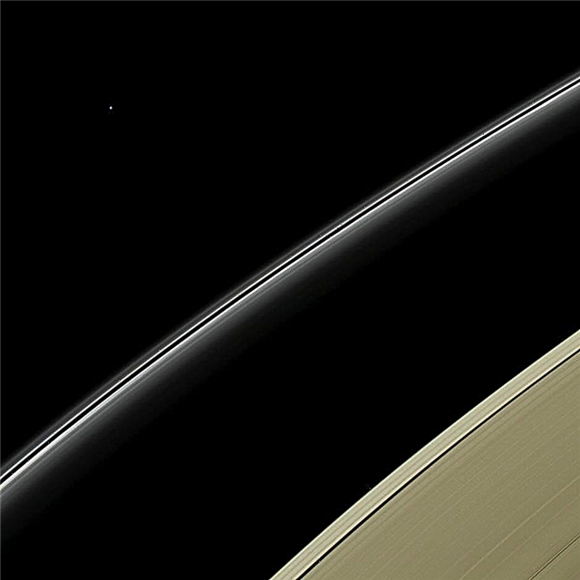 Cassinijev pogled na še eno bledo modro piko