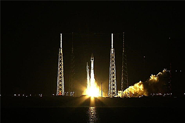 Blastoff ในช่วงกลางคืนที่น่าตื่นเต้นส่งการสื่อสารผ่านช่องทางสื่อสารของ NASA TDRS ที่สำคัญ Skyward จาก Cape - Photo Gallery