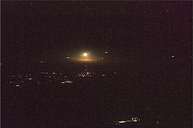 Látva az űrből! A legénység rakétájának felrobbantása a NASA űrhajósa körüli pályán