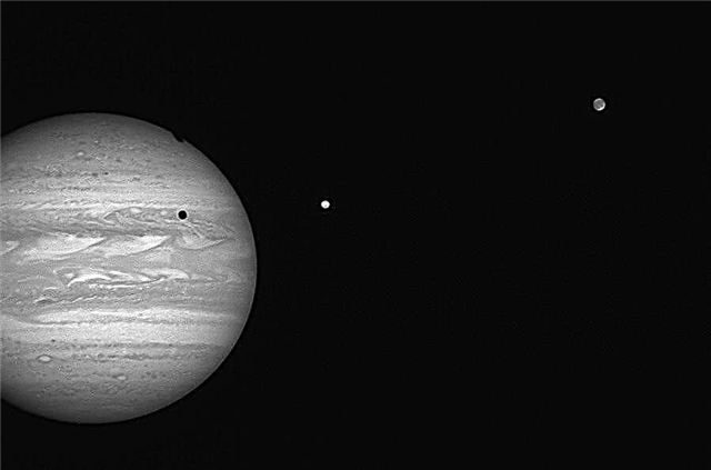 Começa a temporada de trânsito de sombra dupla para as luas de Jovian