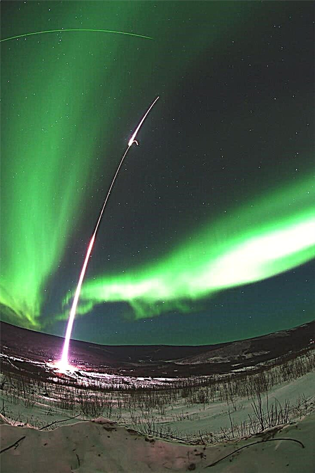 Lanzamiento dramático de cohetes en una aurora