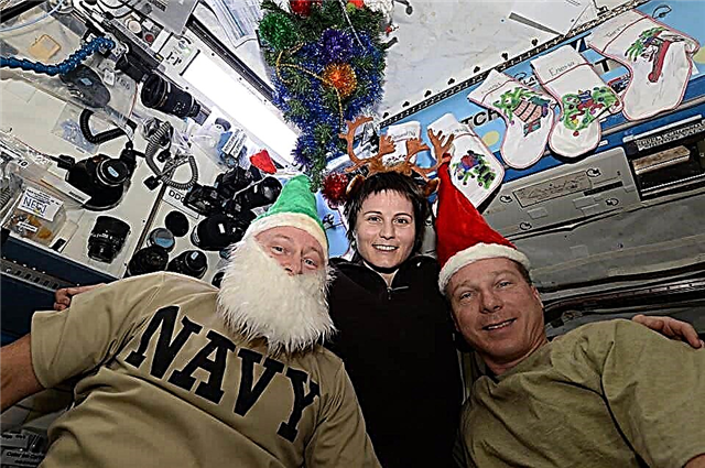 Astronautas da estação enviam cumprimentos de Natal da Estação Espacial Internacional