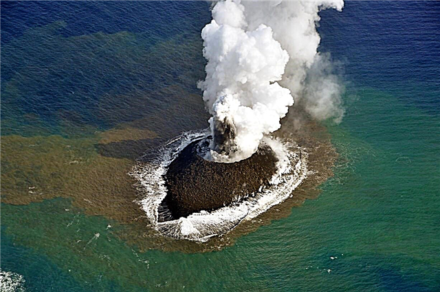 L'esplosione vulcanica forma la nuova isola vicino al Giappone