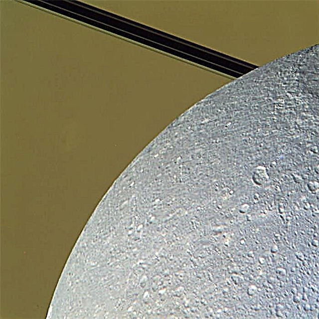 En İyi Keşif: Cassini Dione'yi Ziyaret Etti