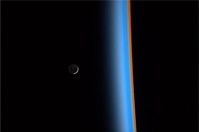 Bilder fra Ghostly Moon Crowns stråler på jorden i Astronauts Twitter-feed