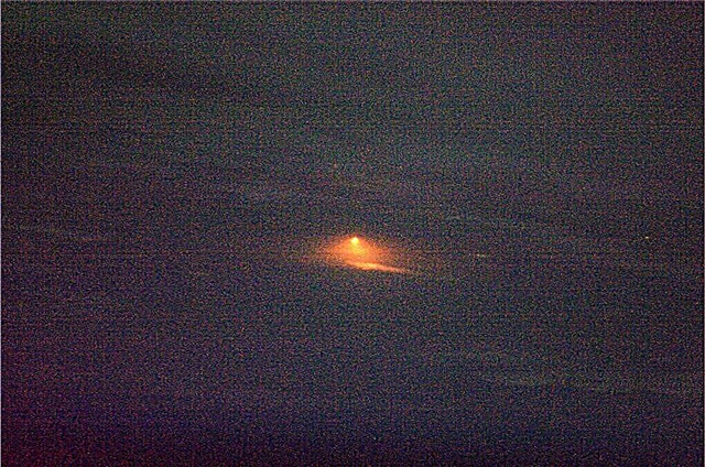 Tripulação da Estação Espacial captura o lançamento da Soyuz, como visto da Orbit
