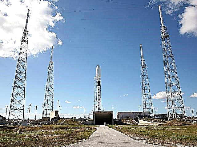 SpaceX Falcon 9 Now Vertical at Cape Canaveral (معرض)