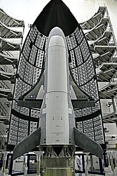 La mini navette spatiale Secret X-37B atterrit