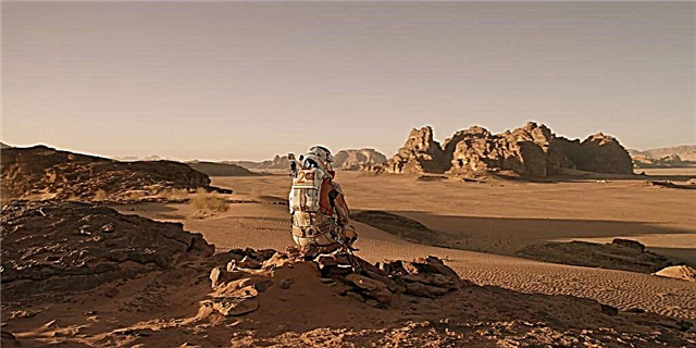 '화성인'은 영화의 승리입니다. 사진과 플라이 오버 비디오에서 실제 화성을 가로 질러 Mark Watney의 흔적을 따라 가세요