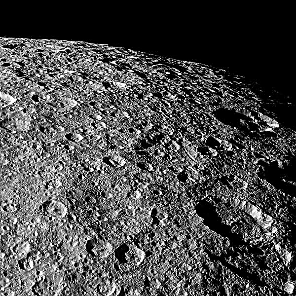 هذه هي آخر صور مقربة للقمر ريا من كاسيني