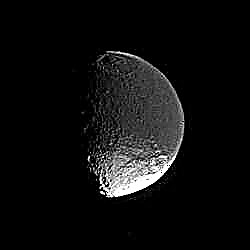 Iapetus 'dunklere Seite