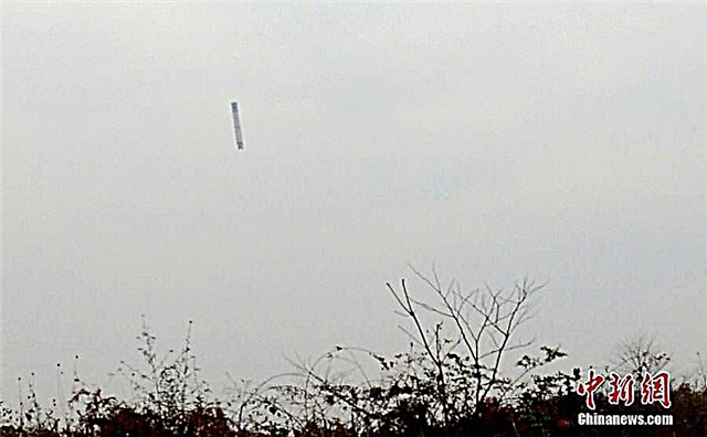 놀라운 이미지는 마을 사람들이 보는 급격한 중국 로켓을 포착