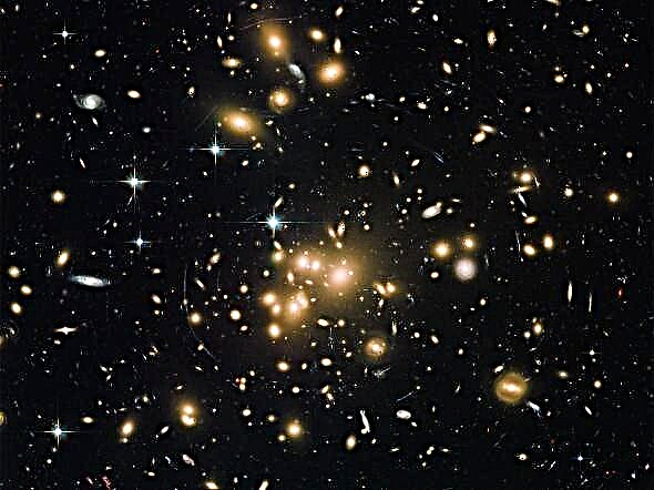 Den mest avlägsna massiva galaxen som observerats hittills ger insikt i det tidiga universum