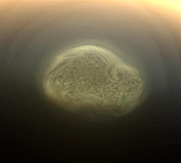 Изненадващи вихри над Южния полюс на Титан