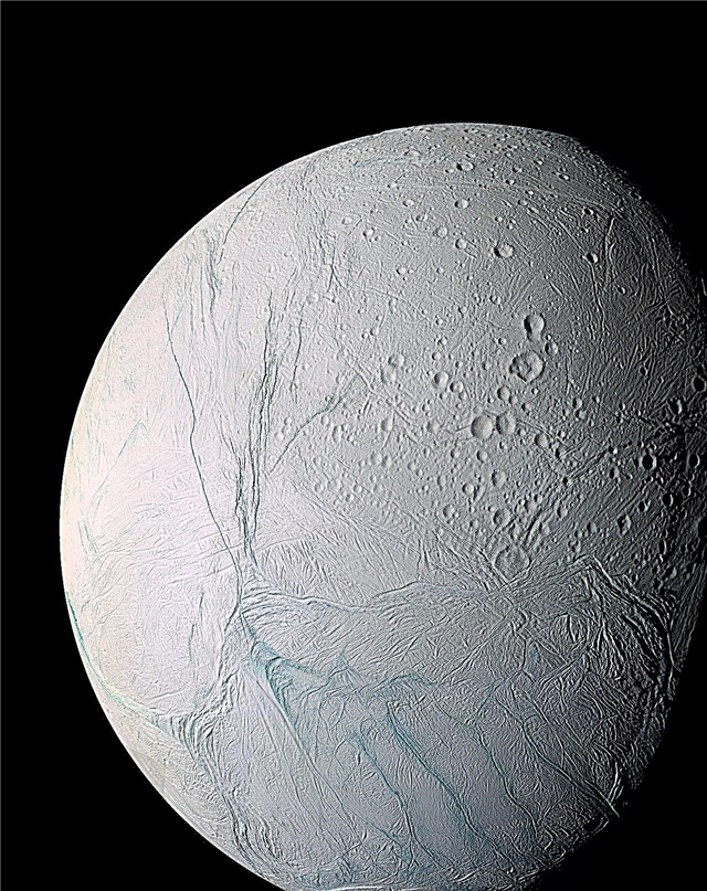 Warme palen suggereren het vloeibare water van Enceladus nabij het oppervlak