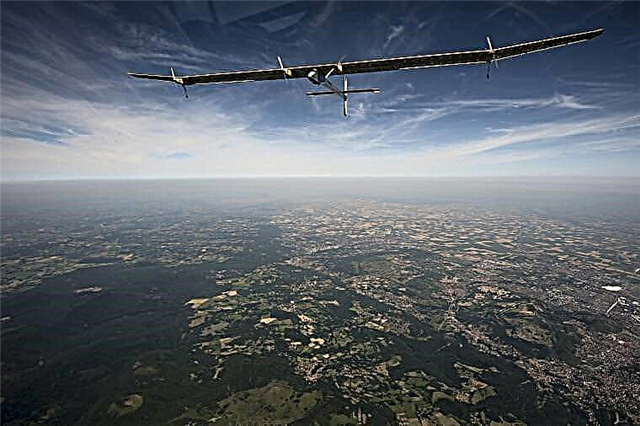 طائرة تعمل بالطاقة الشمسية تقوم بأول رحلة ذهاب وعودة عبر القارات