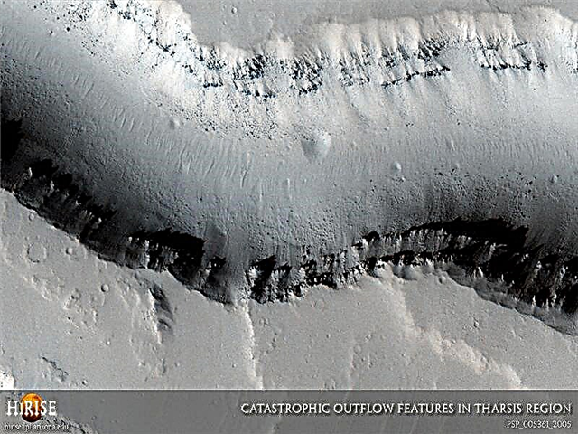 هل حفر الماء أو الحمم قنوات التدفق على المريخ؟