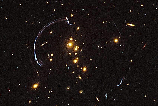 Hubble vangitsee jättiläinen linssillä varustetun galaksikaarin