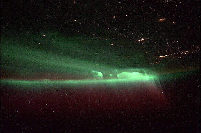 Omgekeerde Aurora gevangen op de camera van Astronaut