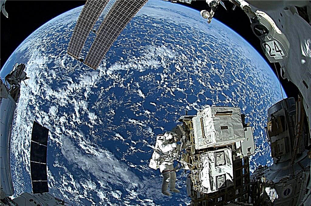 صور سحرية من متابعين رائدين لرواد الفضاء يقومون بأول سير في الفضاء
