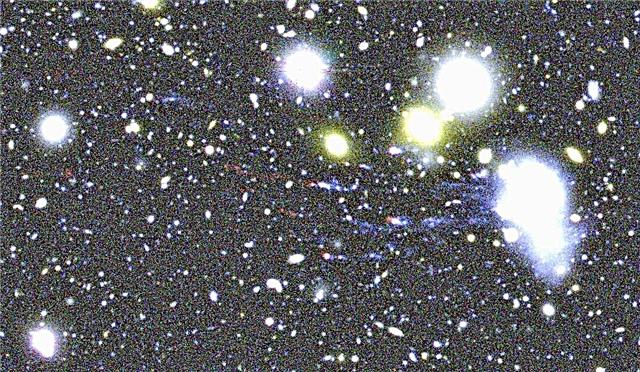 La galaxia que atraviesa el espacio crea bolas de fuego
