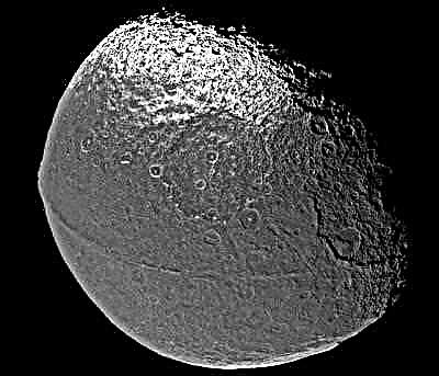 Vai Iapetus bija savs mini mēness?