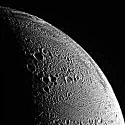 Cassini overlever nær flyby av Enceladus