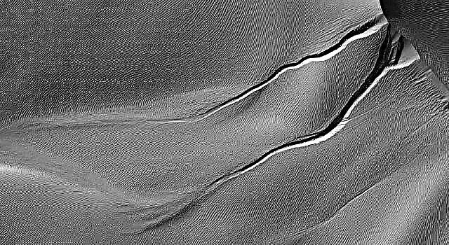 Dióxido de carbono, no agua: creación de barrancos en Marte, según un nuevo estudio