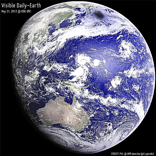 De ringvormige zonsverduistering van mei 2012 gezien vanuit de ruimte