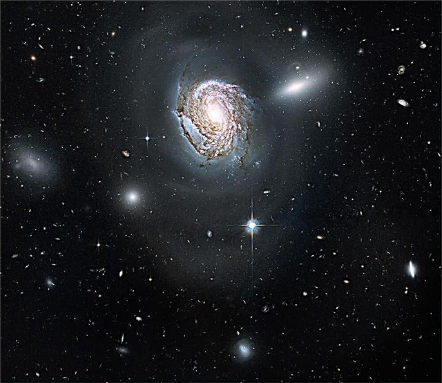 Impresionante galaxia en medio del denso grupo de comas