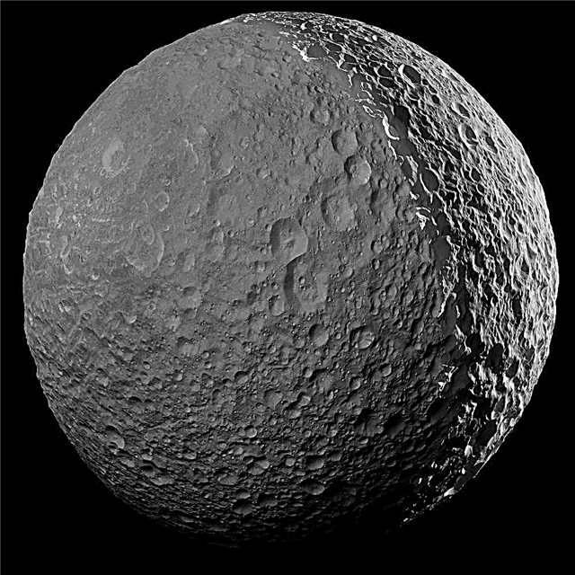 Dernier regard sur Mimas depuis longtemps