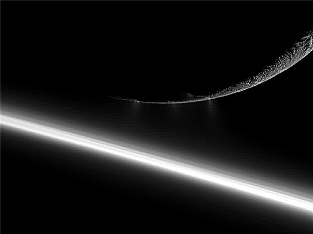 Fissuras Encélado ficam cada vez mais quentes e mais complexas