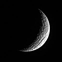Ithaca Chasma na Tethysu