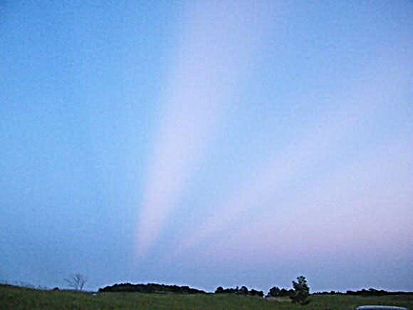 Accéléré: rayons anticrépusculaires à Monument Valley