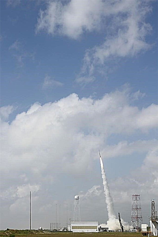 تقوم الألعاب النارية بيوم الاستقلال في وكالة ناسا من Wallops بالتحقيق في دينامو تيار النهار العالمي