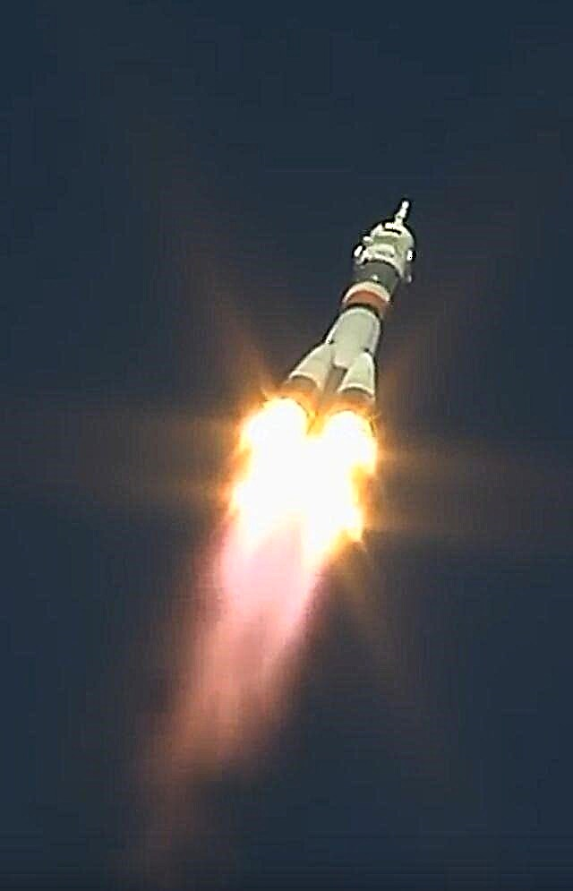 Soyuz palaišana, kas pārvadā divus astronautus, ir spiesta veikt abortu, droši nolaižoties atpakaļ uz Zemes