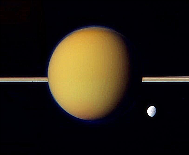 De zwaartekracht van Titan duidt op een dikkere, ongelijke ijzige korst