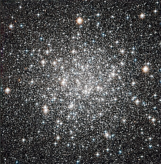 La vue de Hubble sur Messier 68: comme des diamants dans le ciel