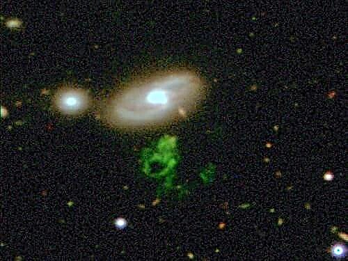 천문학 자들이 허블 우주 망원경으로 한니의 보 워프를 관찰하기 시작하다