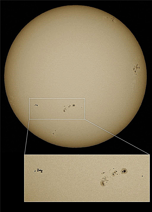 מדהים בהחלט: ISS, Discovery Transit Sun ליד אזור כתם שמש פעיל