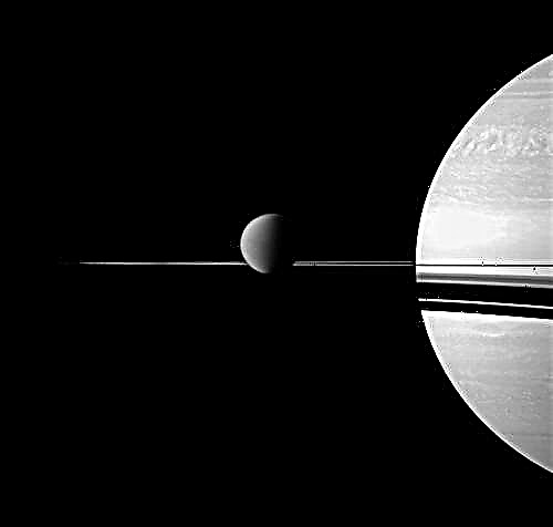 Saturna gredzeni, pavadoņi rindā uz jaunāko satriecošo Cassini attēlu