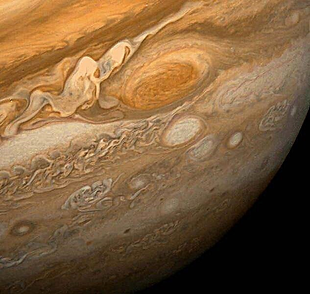 Hvorfor har Jupiter den store røde flekken?